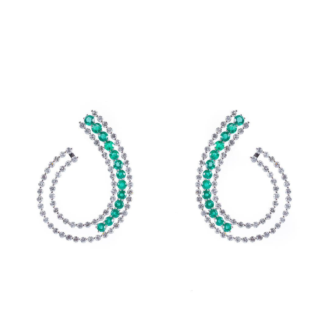 Brincos estilizados de ouro branco com esmeraldas e diamantes