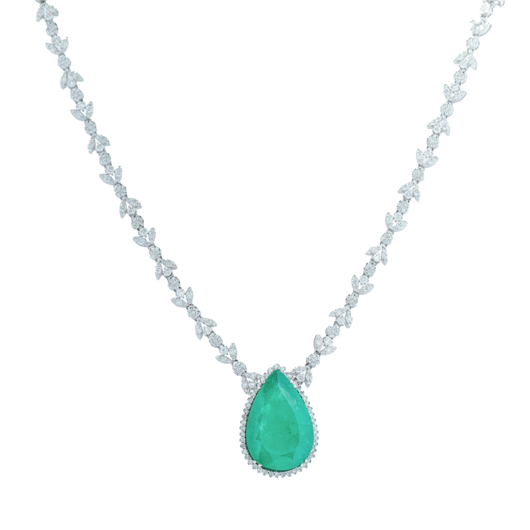 Colar ouro branco com brilhantes e esmeralda